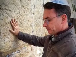 Israël, Dieu et le pouvoir : pourquoi Flávio Bolsonaro met en scène sa foi à quelques mois de la présidentielle brésilienne ?