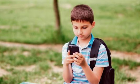 À partir de Tou BiShvat : les smartphones interdits dans les écoles primaires israéliennes, voici les nouvelles règles