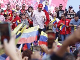Maduro dansait sur sa propre propagande pendant que la pression internationale s’intensifiait