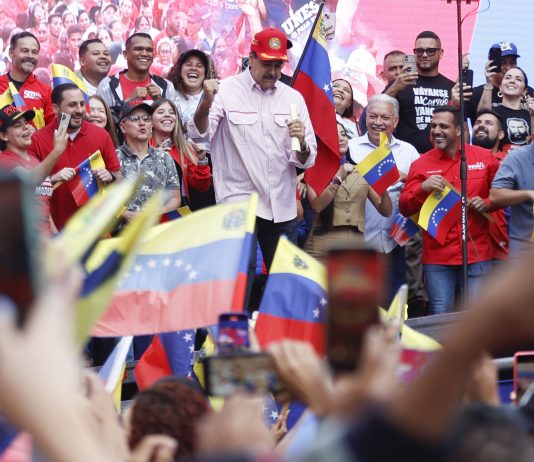 Maduro dansait sur sa propre propagande pendant que la pression internationale s’intensifiait