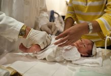 La circoncision bientôt qualifiée de « maltraitance infantile » au Royaume-Uni ? Vives inquiétudes dans les communautés juives et musulmanes