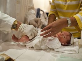 La circoncision bientôt qualifiée de « maltraitance infantile » au Royaume-Uni ? Vives inquiétudes dans les communautés juives et musulmanes