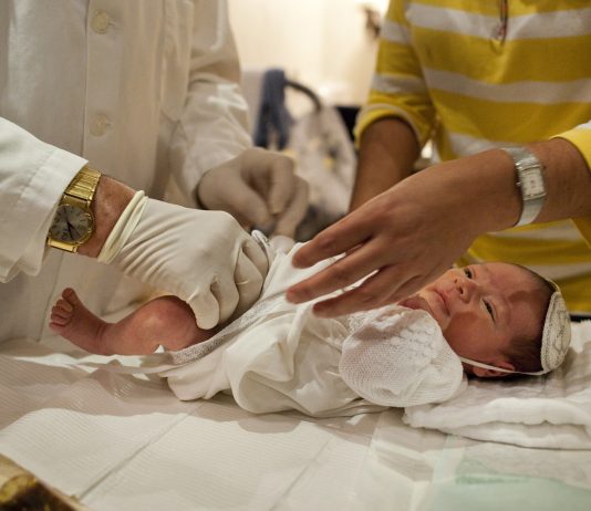 La circoncision bientôt qualifiée de « maltraitance infantile » au Royaume-Uni ? Vives inquiétudes dans les communautés juives et musulmanes