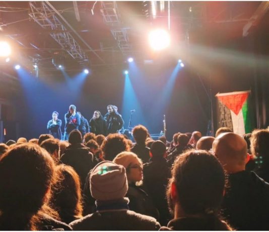 Refus de la scène à Bologne : le groupe Earth quitte la salle face au drapeau palestinien