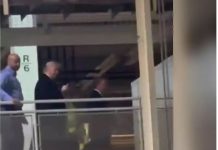 « Va te f* » et doigt d’honneur : Trump s’emporte contre un ouvrier qui l’a traité de « protecteur de pédophiles »