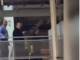 « Va te f* » et doigt d’honneur : Trump s’emporte contre un ouvrier qui l’a traité de « protecteur de pédophiles »