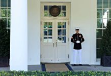 Trump rentre à la Maison-Blanche par une entrée inhabituelle, document en main : « J’examine la situation en Iran, nous agirons en conséquence »