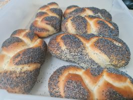 Sans la transformer en pierre : la bonne méthode pour réchauffer une hallah congelée sur la plaque de Shabbat