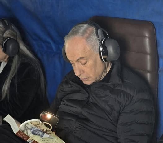 Le livre que lit Netanyahou sur le chemin du Nord : quand “l’âme du combat” éclaire la guerre actuelle