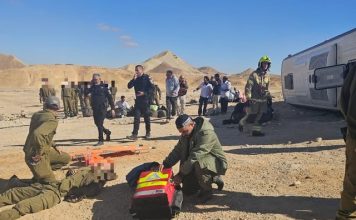 Néguev : 17 blessés dans un renversement de bus sur l’autoroute 40 près de Mitzpe Ramon