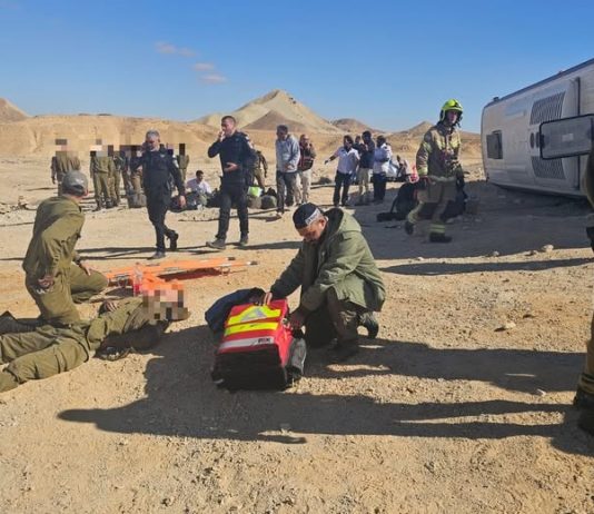 Néguev : 17 blessés dans un renversement de bus sur l’autoroute 40 près de Mitzpe Ramon