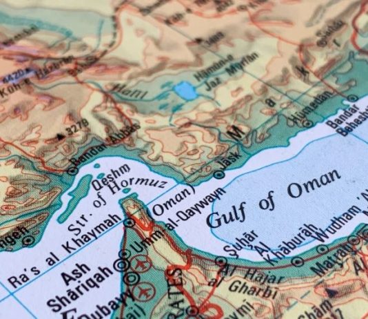 L’Iran annonce la fermeture du détroit d’Ormuz ; El Al promet de rapatrier en priorité les Israéliens bloqués