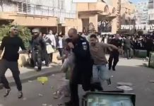 🔴Bnei Brak : « Nous avons compris que la foule voulait nous attaquer » – deux soldates évacuées par la police apres s’être cachées dans les poubelles