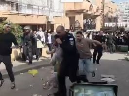 🔴Bnei Brak : « Nous avons compris que la foule voulait nous attaquer » – deux soldates évacuées par la police apres s’être cachées dans les poubelles