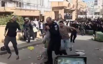 🔴Bnei Brak : « Nous avons compris que la foule voulait nous attaquer » – deux soldates évacuées par la police apres s’être cachées dans les poubelles