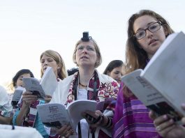 Le débat halakhique qui secoue le sionisme religieux : faut-il compter les femmes dans le minyan ?