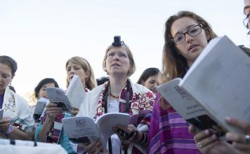 Le débat halakhique qui secoue le sionisme religieux : faut-il compter les femmes dans le minyan ?
