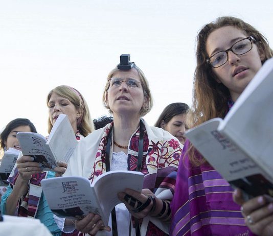 Le débat halakhique qui secoue le sionisme religieux : faut-il compter les femmes dans le minyan ?