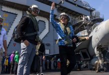 Visite américaine à bord de l’USS Abraham Lincoln : signal militaire et message de dissuasion au Moyen-Orient