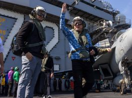 Visite américaine à bord de l’USS Abraham Lincoln : signal militaire et message de dissuasion au Moyen-Orient