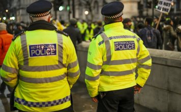 🔴 Soupçon de terrorisme à Londres : un adolescent de 13 ans crie « Allah Akbar » et poignarde deux élèves en pleine classe