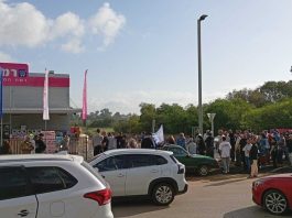 Voici que ça arrive : des milliers de clients envahissent le premier magasin Rami Lévy Stock à Pardes Hanna