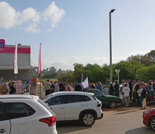 Voici que ça arrive : des milliers de clients envahissent le premier magasin Rami Lévy Stock à Pardes Hanna