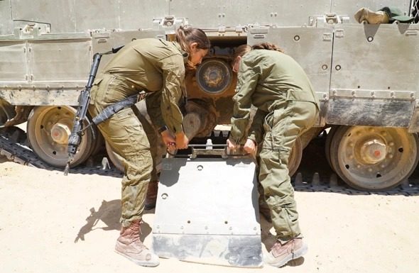« Ligne rouge » : des centaines de futurs soldats appelés s’opposent au retour du projet pilote intégrant des femmes dans les chars