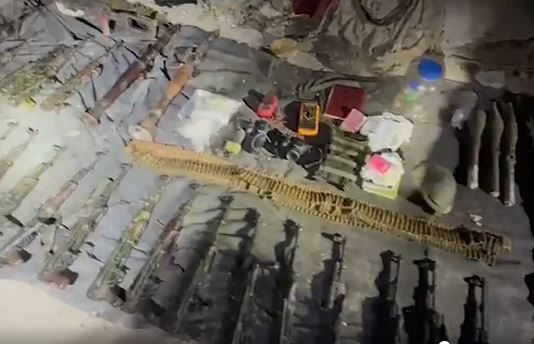 🔴Gaza : une immense galerie souterraine découverte remplie d’armes et détruite par Tsahal