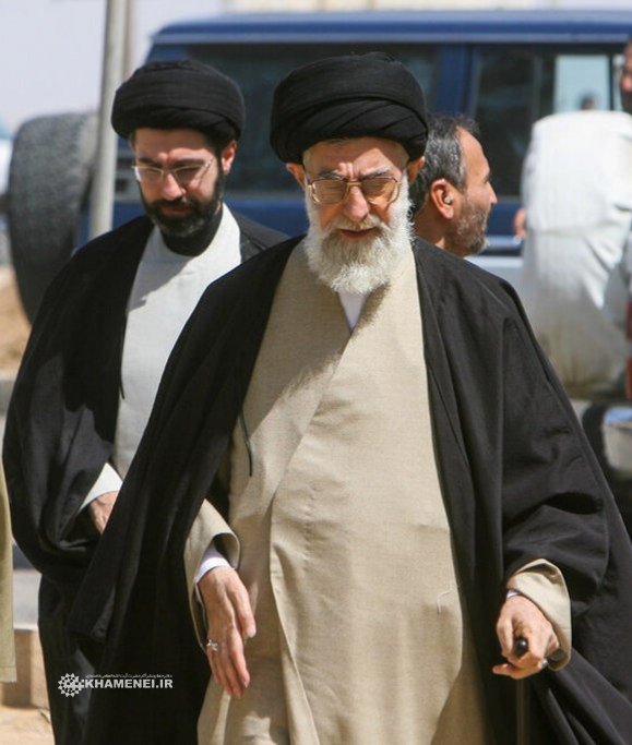 Selon les estimations des services de renseignement américains : « Khamenei façonne la stratégie de guerre et participe aux négociations ». 2 Mojtaba Khamenei et pere wiki