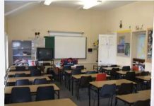 Incident grave dans un lycée du Sharon : « Les enseignants ont essayé de séparer les élèves — et ont été frappés avec des objets. La mère a sauté par-dessus le portail »
