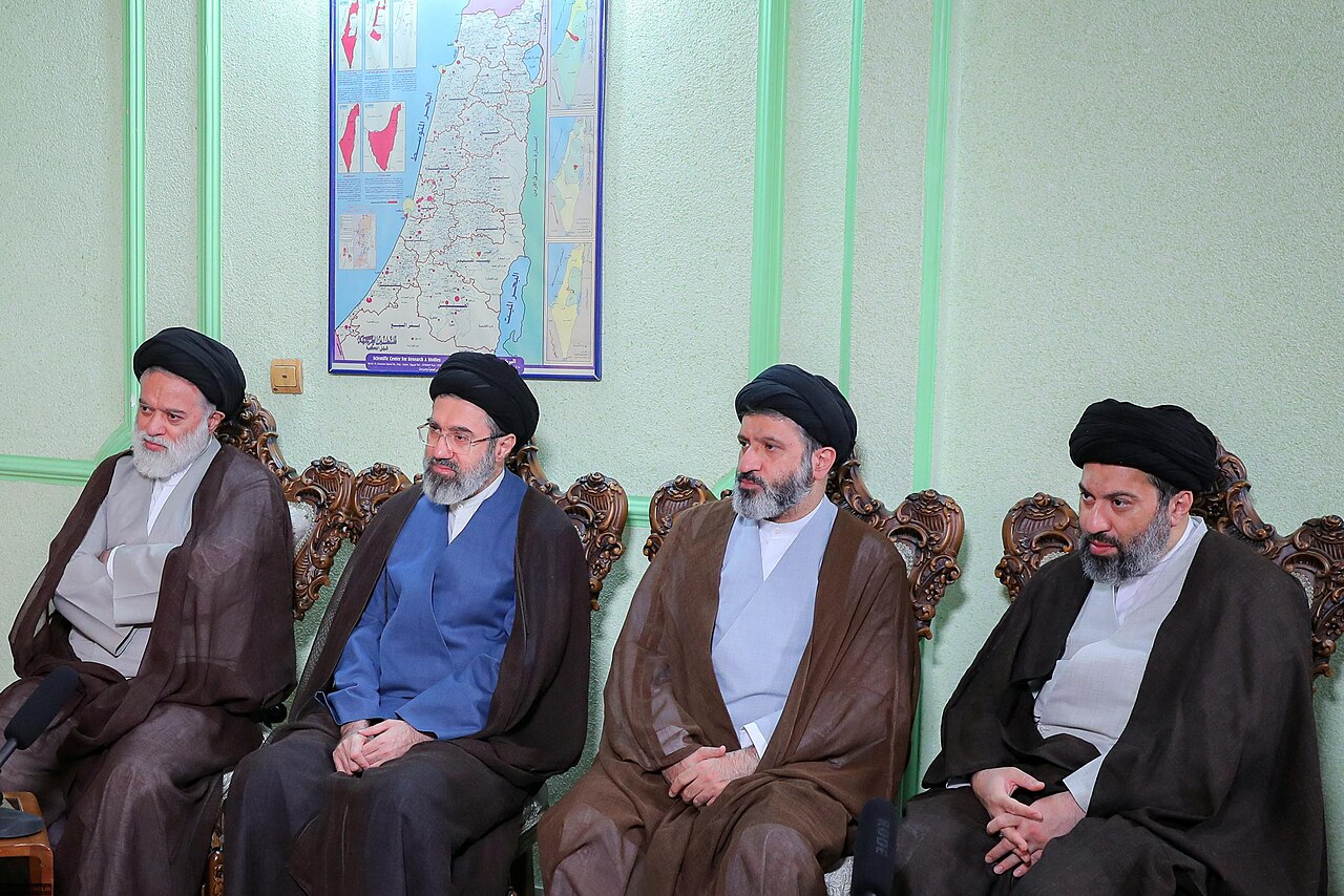 Selon les estimations des services de renseignement américains : « Khamenei façonne la stratégie de guerre et participe aux négociations ». 3 les 4 fils de Ali Khamenei