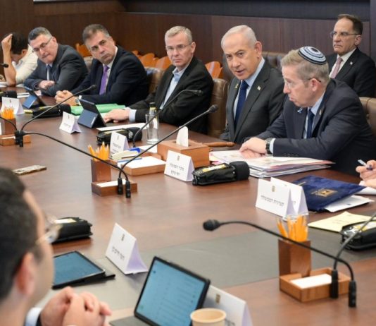 Le monde tourne le dos à Israël et à Netanyahu : la grande enquête, et les rares lueurs d’espoir