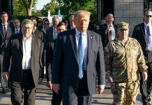 Qui a divulgué la conversation explosive ? Le proche de Trump est consterné