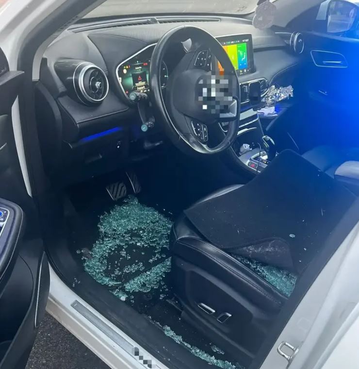 En chemin pour la synagogue : un combattant de la garde des frontières repère un cambrioleur de voiture et l'arrête après une course-poursuite 2 voiture volee