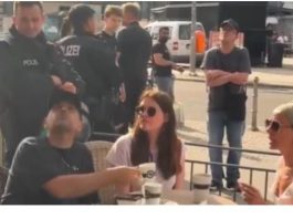 Documenté à Berlin : des Israéliens portant le drapeau ont été expulsés d’un café et hués par une foule agressive