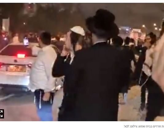 Escalade à Beit Shemesh : des manifestants ont fait irruption dans un commissariat de police en protestation contre l’arrestation d’un déserteur