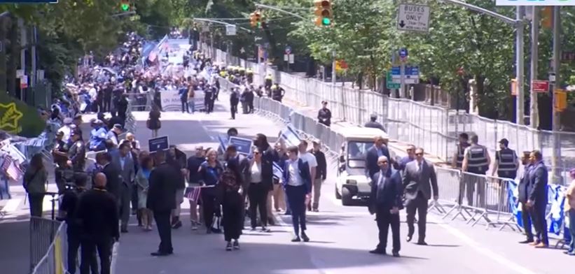 Smotrich a défilé à New York et a suscité l'indignation — Mamdani a attaqué, et le ministre a répondu : « S'il m'invite, je lui serrerai la main » 2 parade pour israel etats unis