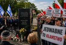 Des nationalistes polonais ont manifestĂ© lors d’une cĂ©rĂ©monie Ă la mĂ©moire de Juifs assassinĂ©s par leurs voisins : « Le mensonge de Jedwabne »