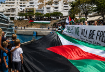« Nous avions peur de descendre du bateau » : un immense drapeau palestinien attendait les Israéliens en Crète