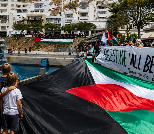 « Nous avions peur de descendre du bateau » : un immense drapeau palestinien attendait les Israéliens en Crète