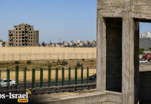 Le bâtiment qui domine la ville palestinienne — et menace des foules au cœur du pays