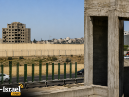 Le bâtiment qui domine la ville palestinienne — et menace des foules au cœur du pays