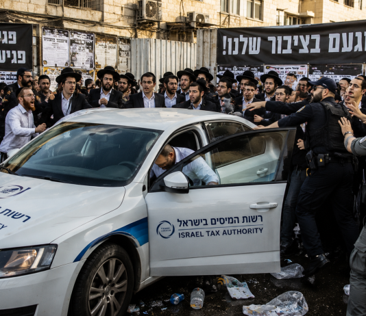 Des employés du fisc agressés en marge d’un lynchage à Bnei Brak — les indemnisations aux habitants de la ville suspendues