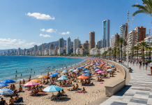 « Annulez le vol » : un touriste arrive à Benidorm en Espagne — et met en garde les autres de ne pas s’approcher