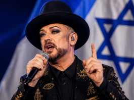 « Vous dites génocide, je dis guerre » : Boy George prend la défense d’Israël dans une chanson incisive