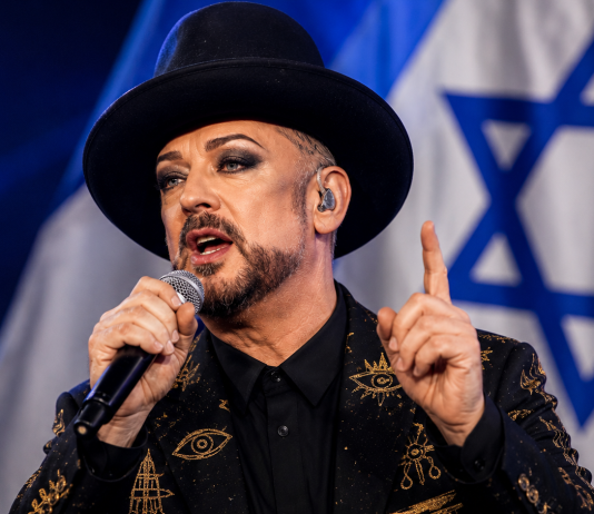 « Vous dites génocide, je dis guerre » : Boy George prend la défense d’Israël dans une chanson incisive