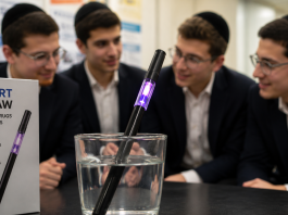 Sans sortir en boîte : des élèves d’une yeshiva ultra-orthodoxe ont mis au point une paille intelligente qui détecte la drogue dans un verre