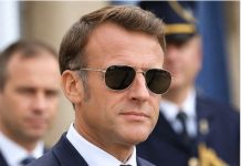 Que se passe-t-il avec son Ĺ“il ? Macron a ressorti ses lunettes d’aviateur — et ne les enlève plus une seconde