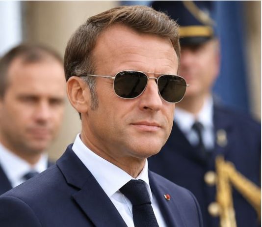 Que se passe-t-il avec son œil ? Macron a ressorti ses lunettes d’aviateur — et ne les enlève plus une seconde